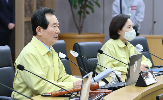 발언하는 정세균 총리   정세균 국무총리(왼쪽)가 24일 오전 세종시 정부세종청사에서 열린 국무회의에서 발언하고 있다. 오른쪽은 유은혜 사회부총리 겸 교육부 장관.   연합